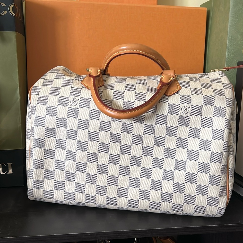 Speedy 30 Elegant Compact Louis Vuitton handbag with insert included